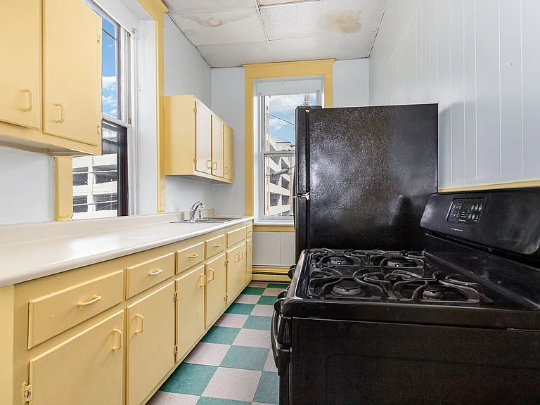 25 W Pomfret St — Photo 24