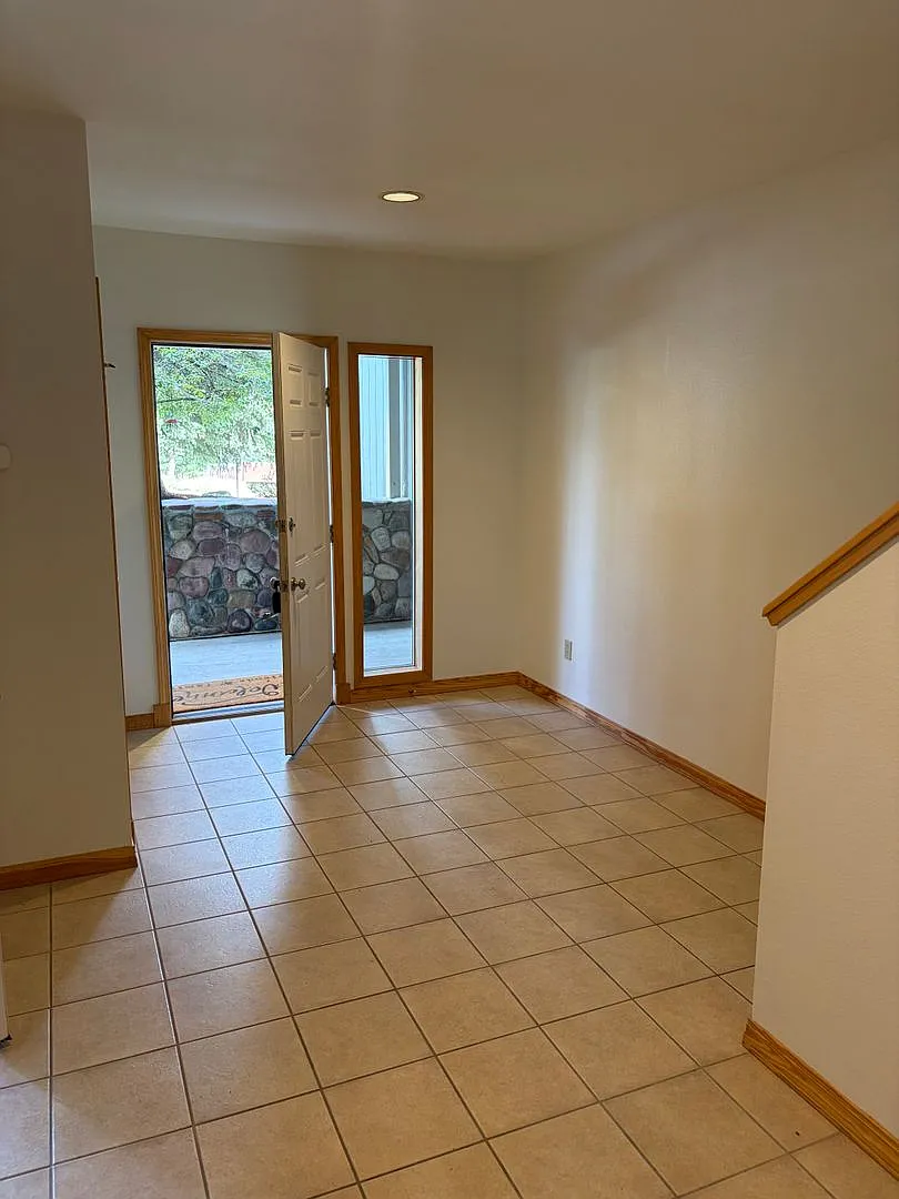 3 bedroom home with deck views of the lake and mountains in Lakeside! — Photo 3