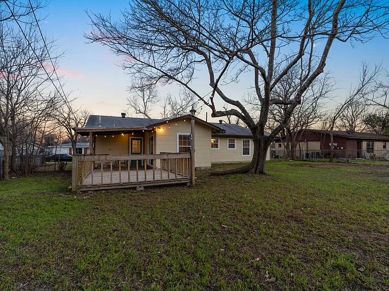 7704 Delafield Ln — Photo 3