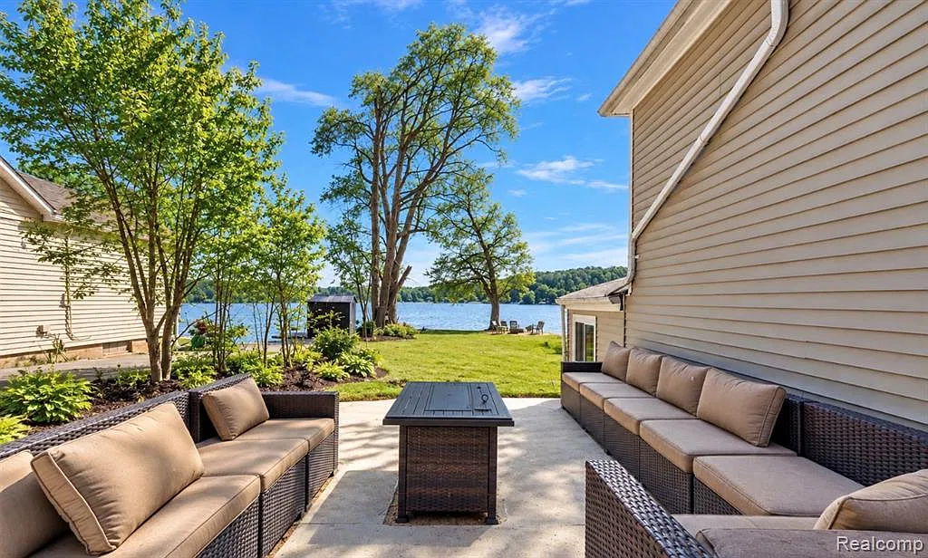 4 bed, 2.0 bath, 2143 sqft, $2,400 — Photo 4