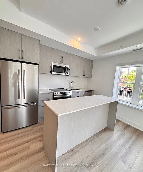 8 Manor Rd W #204 — Photo 1