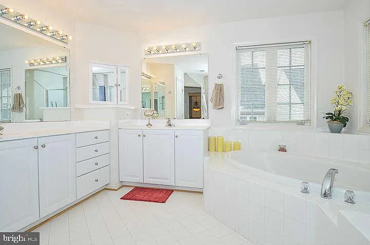 9910 E Hill Dr — Photo 11