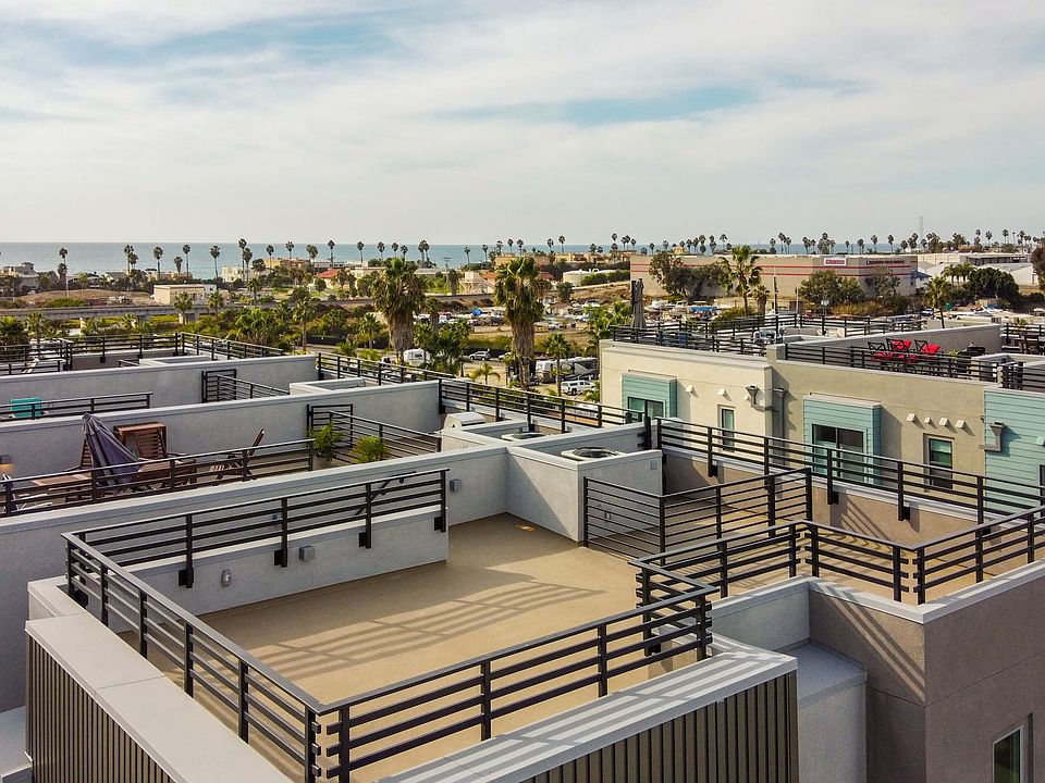 Ocean views from the rooftop deck! Walk to beach! NEW town home in Oceanside!