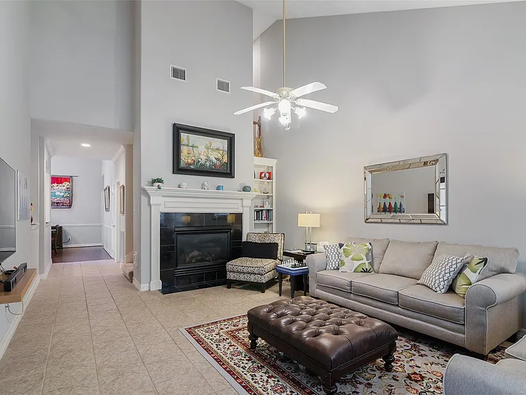 1014 Enclave Sq N — Photo 5