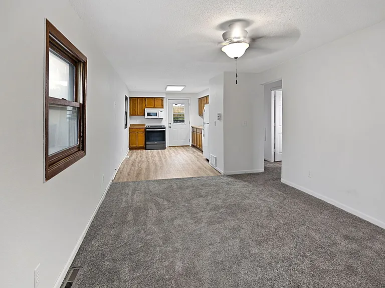110 S Conrey St — Photo 10