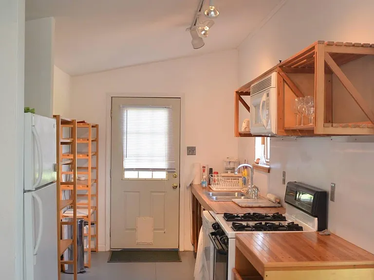 143 Davis Rd — Photo 4