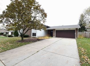 6028 Green Dr, Woodridge, IL 60517