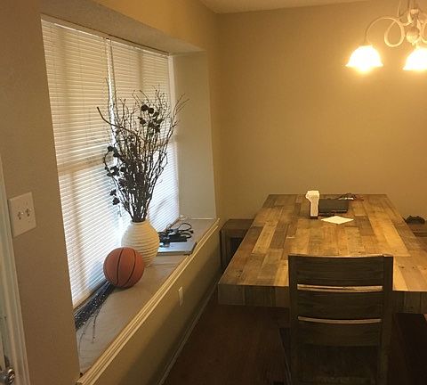 dinning room with bay window