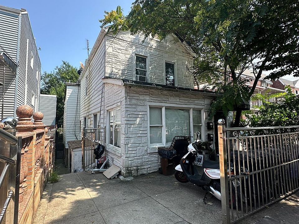 2nd image of 2080 Matthews Avenue
