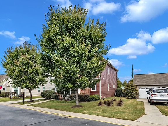 4th image of 32 Heathwood Dr