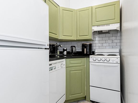 3rd image of 690 Greenwich St APT 3J
