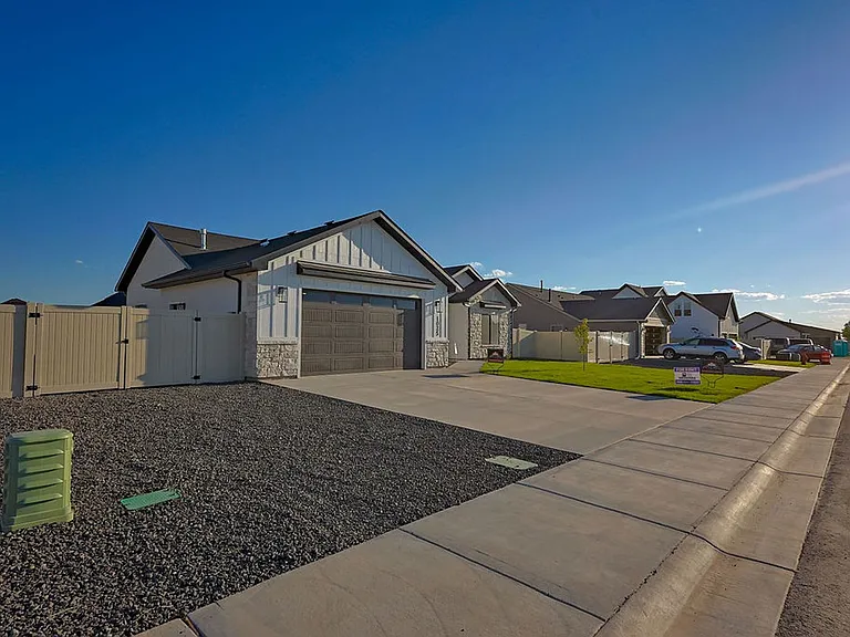 1025 Adamite Rd — Photo 3