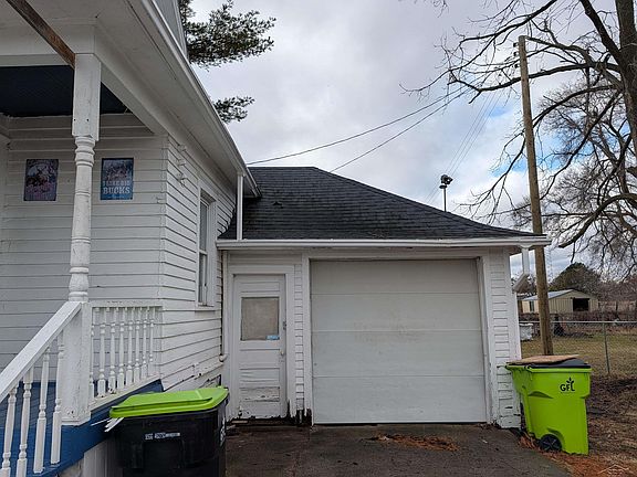 4th image of 229 E 2nd St