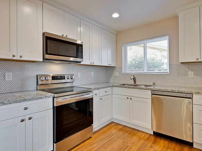 1425 Sunshadow Ln — Photo 16