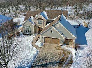 W273N2415 Arlington Ct, Pewaukee, WI