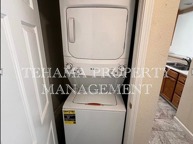 1070 Lakeside Dr — Photo 17