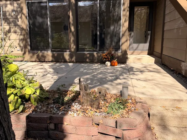 175 N Glengarry Dr APT B, Geneva, IL 60134