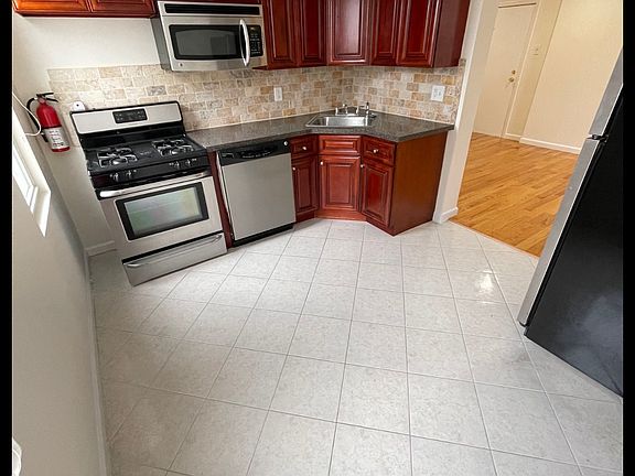 2nd image of 5401 Palisades Ave #15