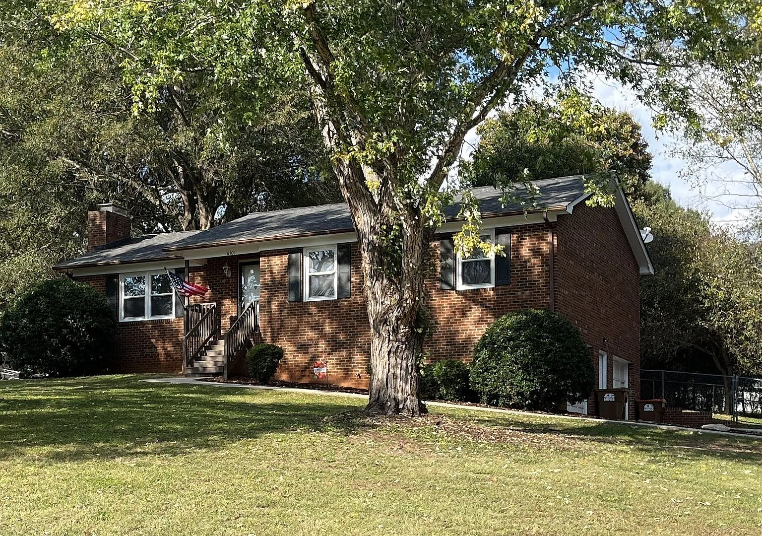 Spacious 3-Bedroom, 2-Bathroom Brick Home — Photo 2