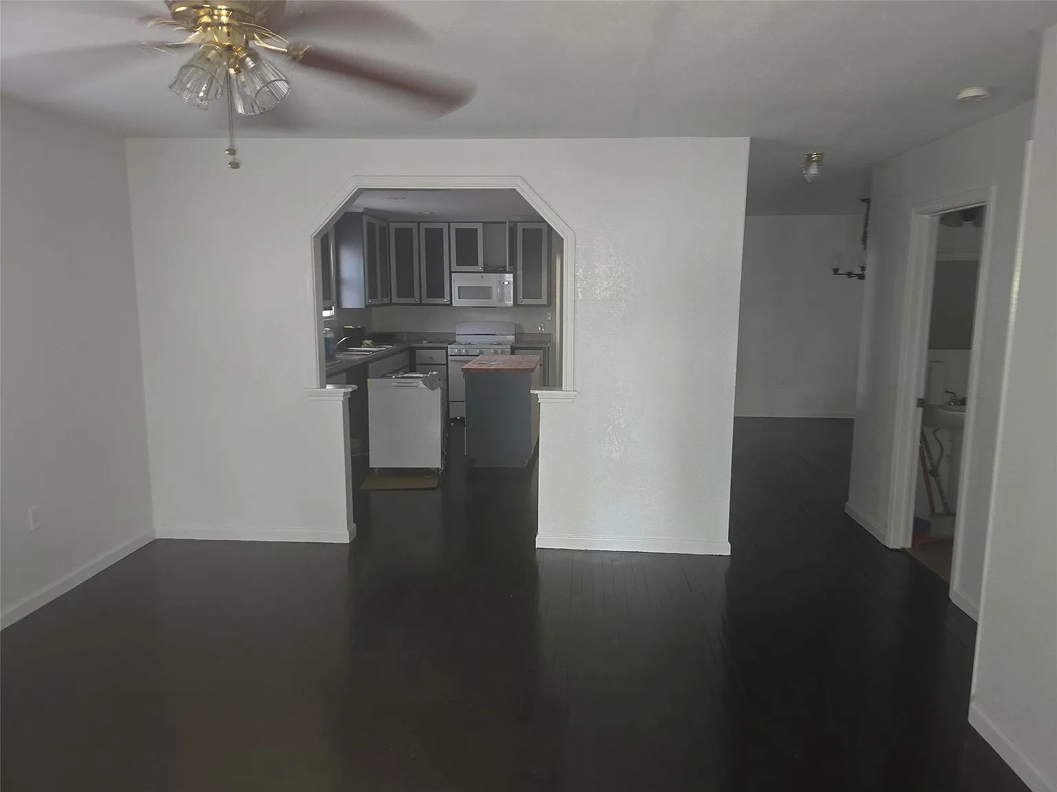 3 bed, 2.0 bath, 1104 sqft, $1,725 — Photo 2