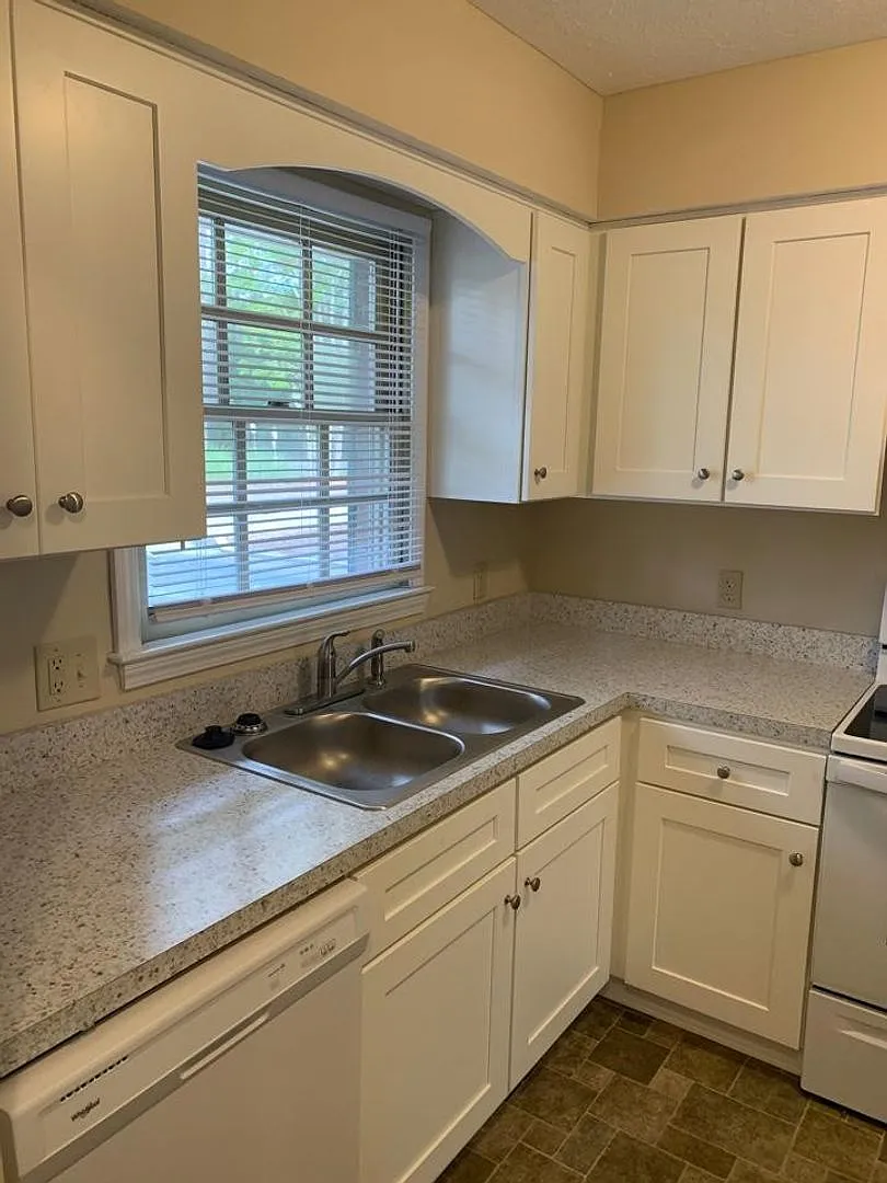 2 bedroom 1.5 bathroom Townhouse located in Carolina Pines — Photo 3
