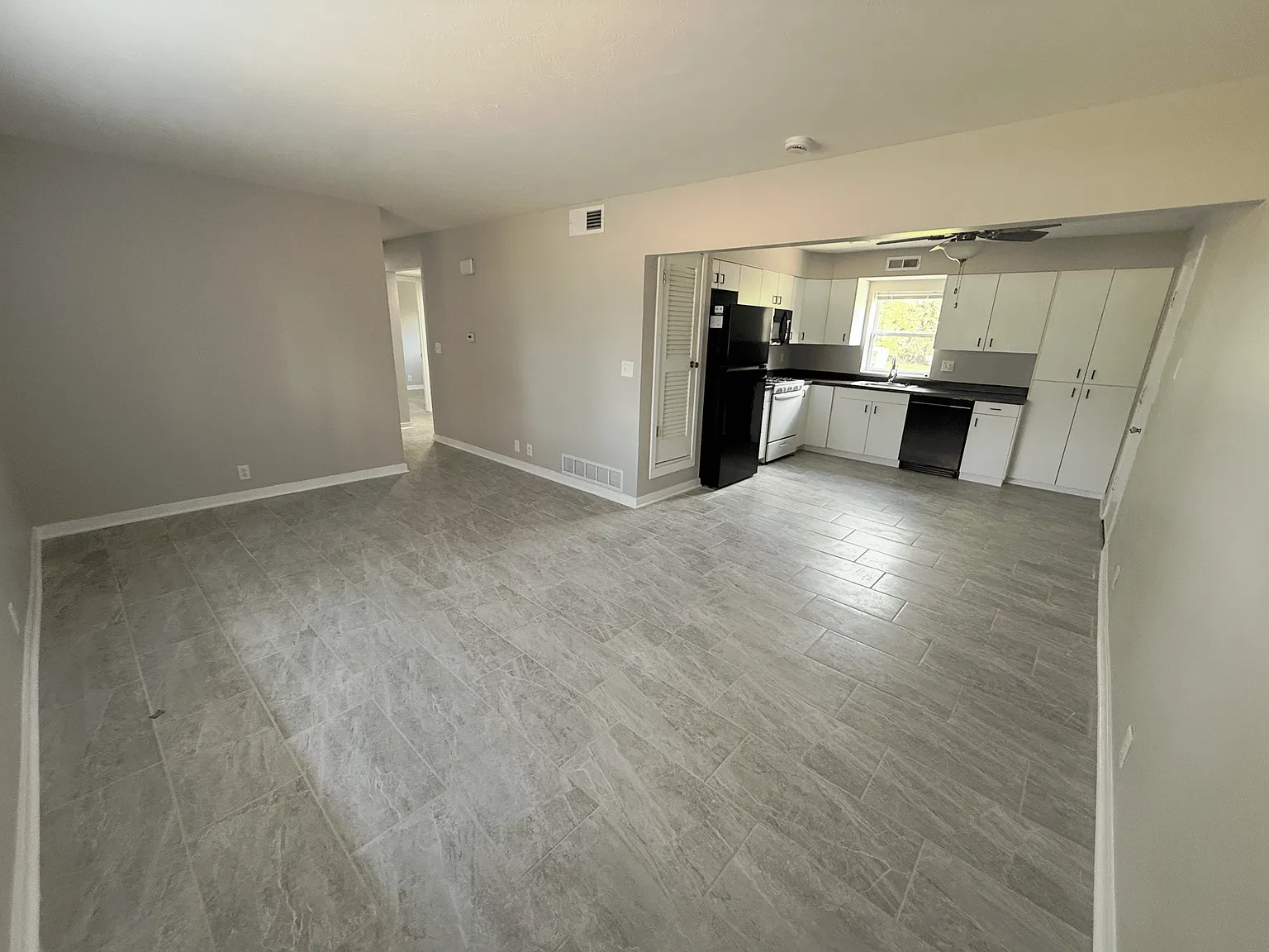3 bed, 1000 sqft, $1,695 — Photo 2
