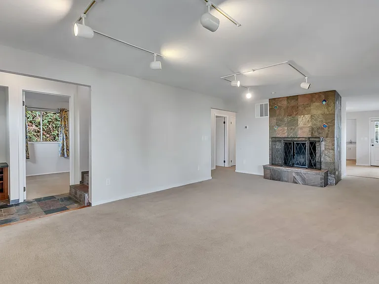 1058 California Ln SW — Photo 8