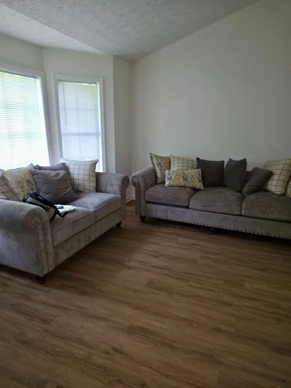 3 bed, 2.5 bath, 1274 sqft, $2,100 — Photo 2
