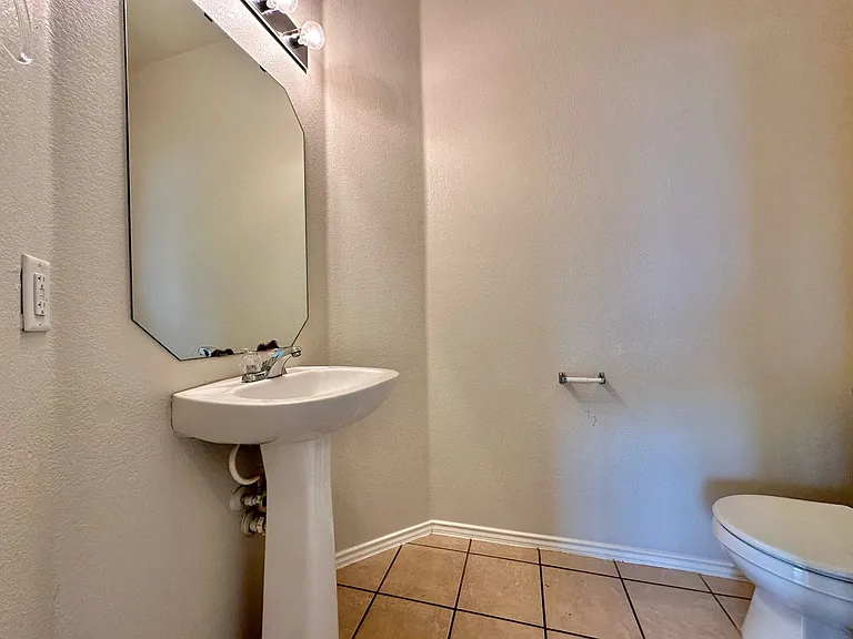 1806 Lobrecht Ct — Photo 17