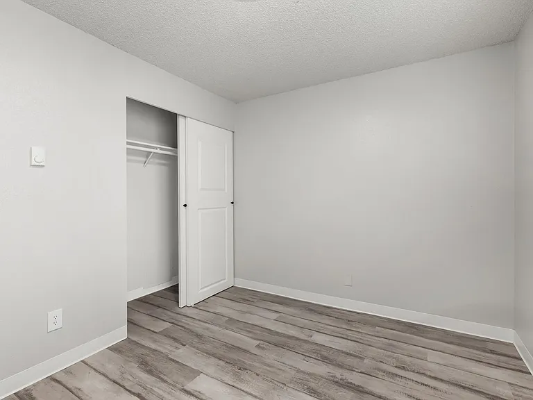 2550 N Vassault St — Photo 28
