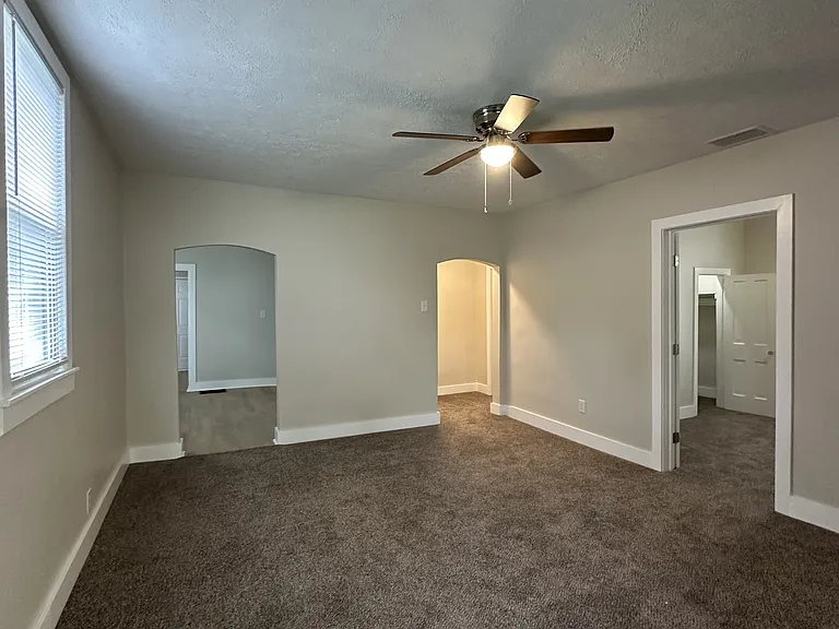 2903 S Elm St — Photo 2