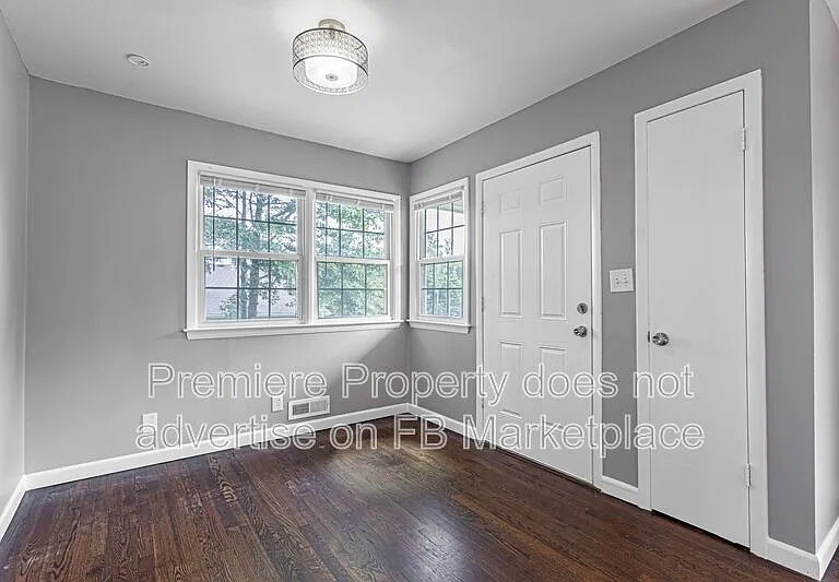 3320 S Sterling Ave — Photo 2