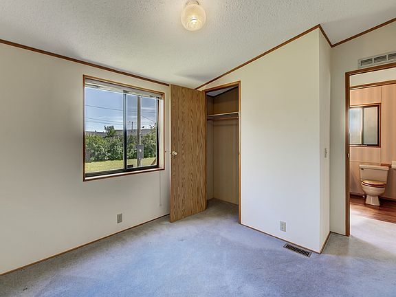5th image of 2730 Winslow Ave