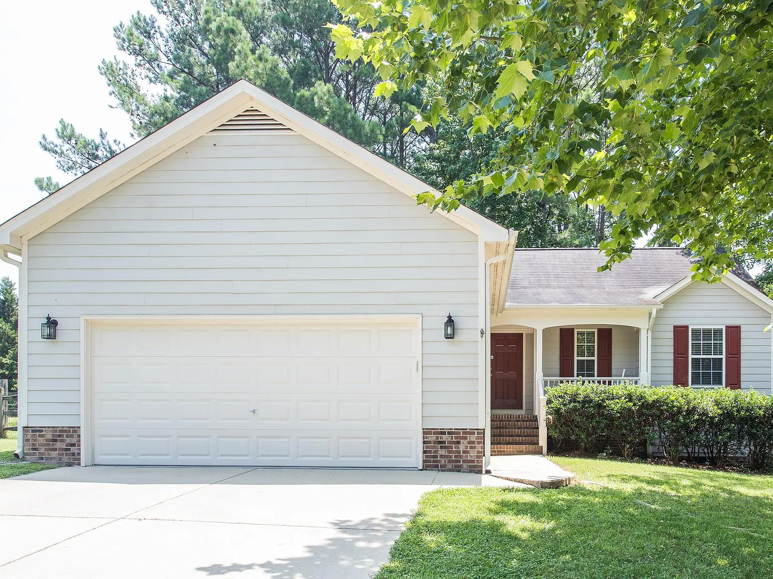 225 Harvester Dr — Photo 1