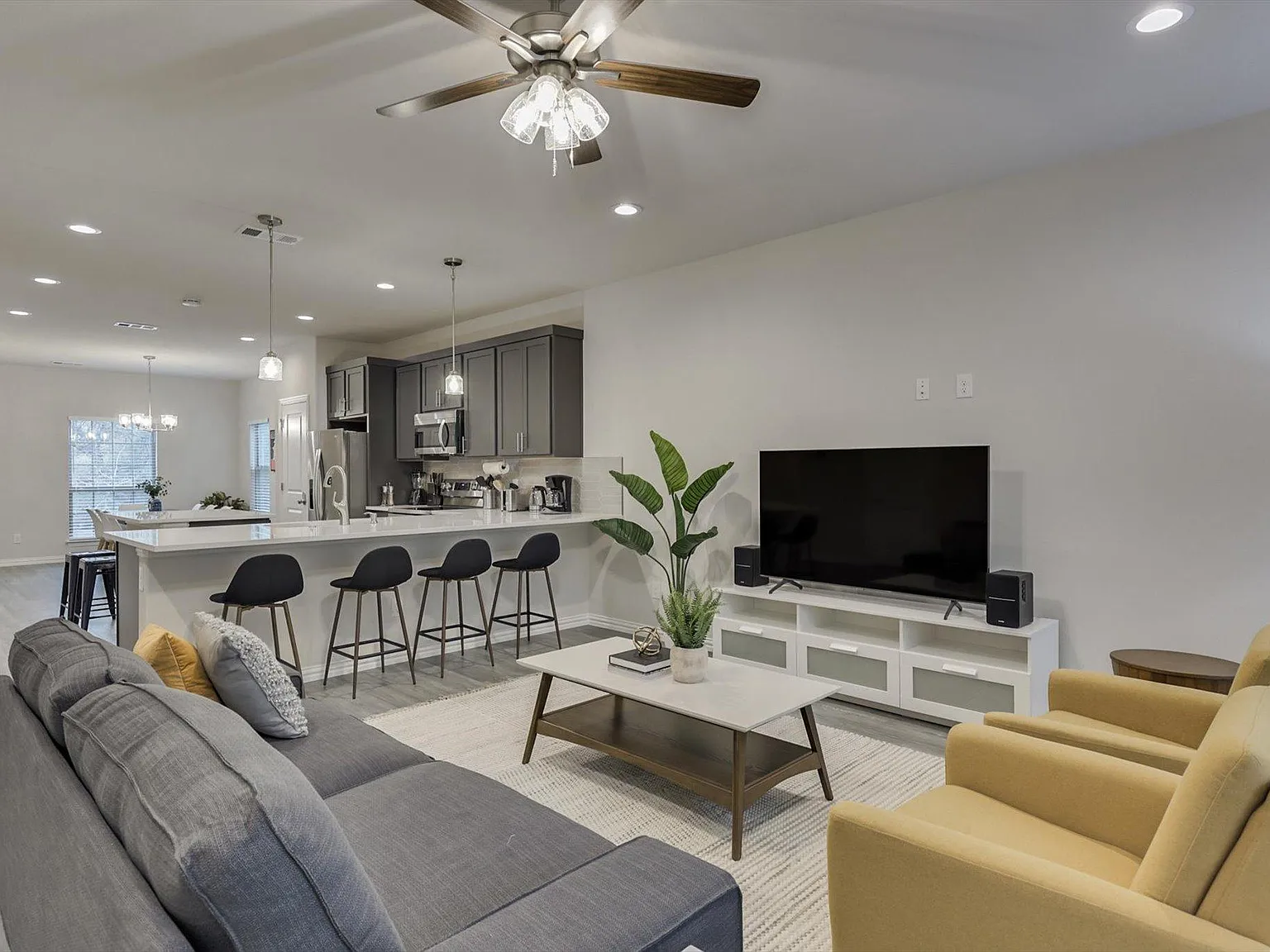 4 bed, 1710 sqft, $7,750 — Photo 2