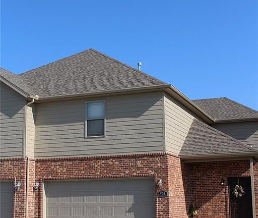 2nd image of 907 Oakwood Ln