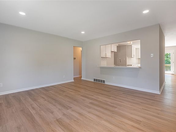 4th image of 2434 Barnett Dr