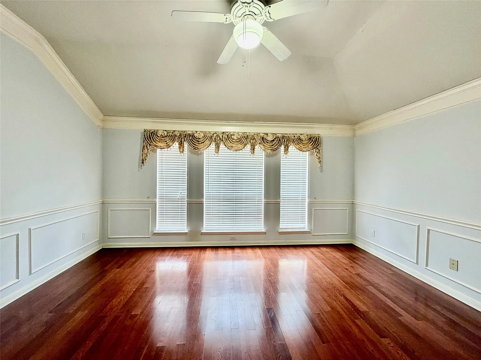 3 bed, 2.0 bath, 2180 sqft, $2,300 — Photo 3