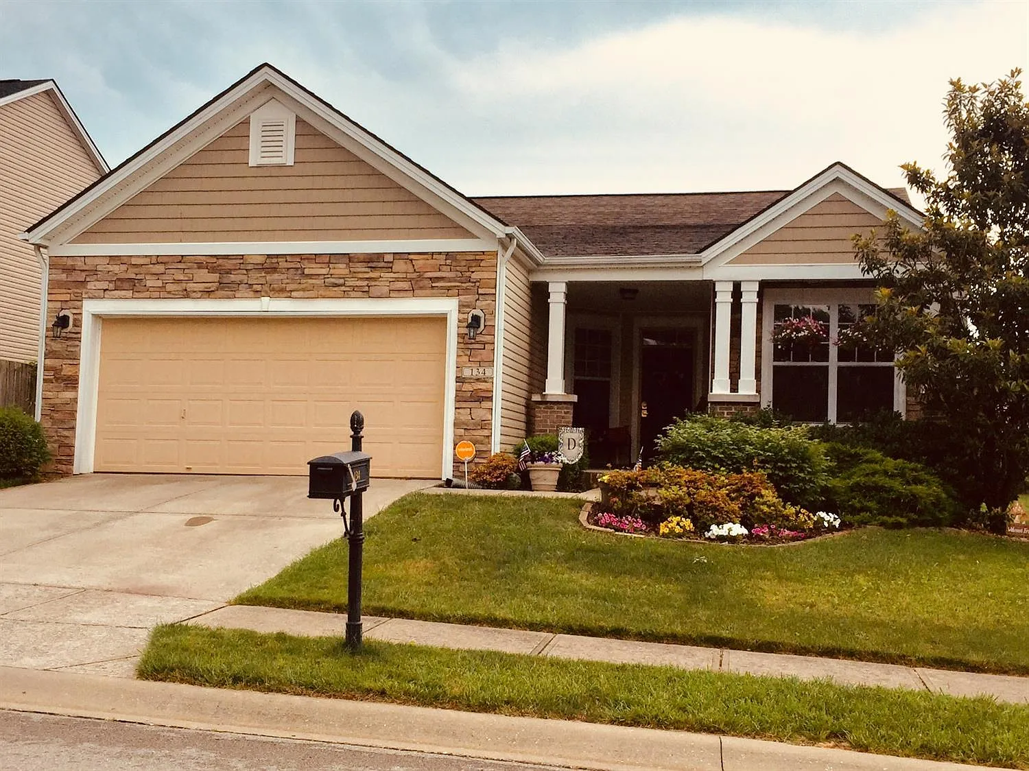 134 Whitman Way photo 1