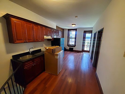 3rd image of 144 W 109th St APT 1R