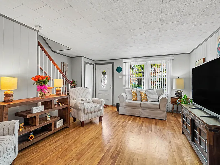 2461 Adrian St — Photo 3