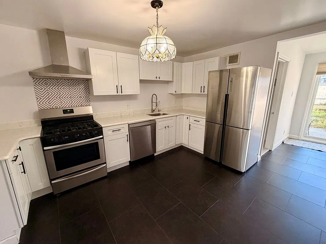 4 bed, 1.0 bath, 1437 sqft, $2,950 — Photo 2