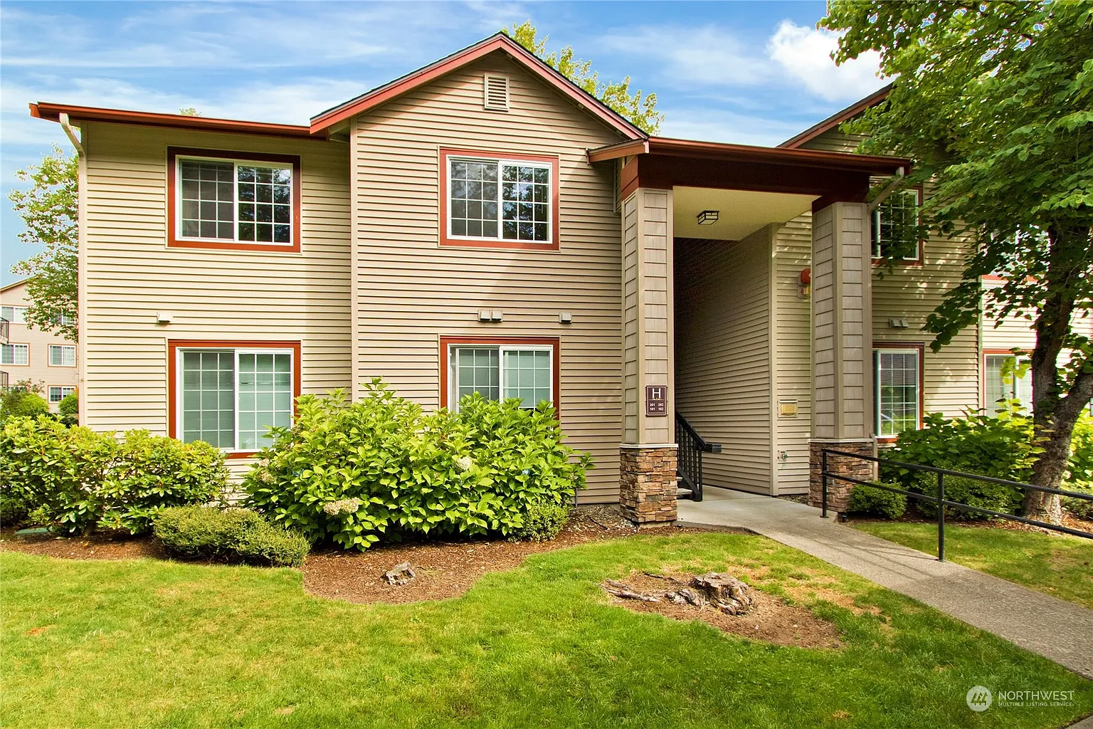 25025 SE Klahanie Boulevard #H201 photo 1