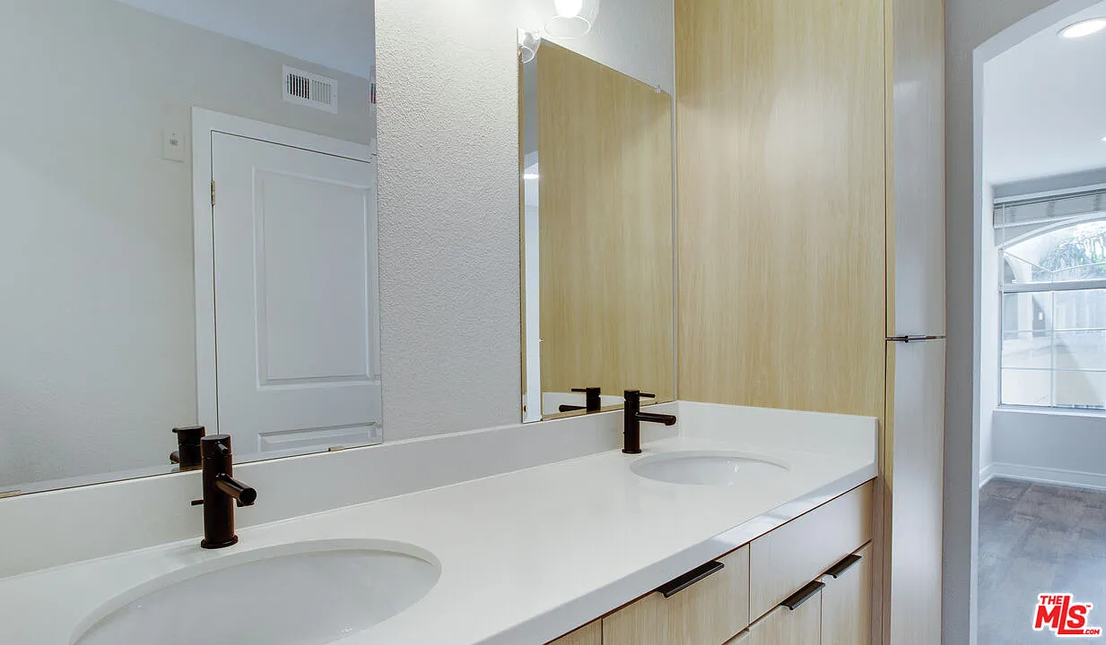 1 bed, 1.0 bath, 800 sqft, $3,835 — Photo 2