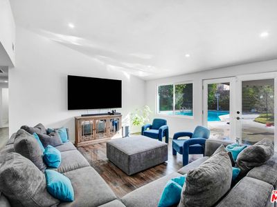 20540 Oxnard St, Woodland Hills, CA, 91367