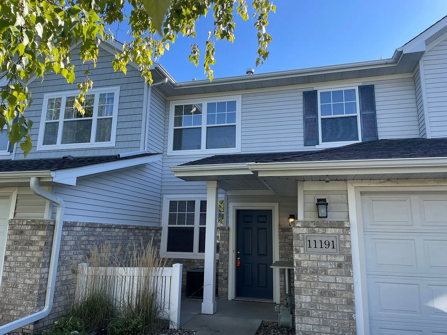 Cute & Cozy Three Bedroom Unit In The Heart Of Lakeville — Photo 2