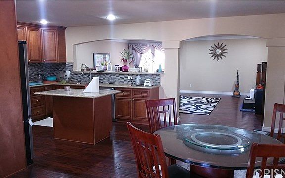 5th image of 22654 Gilmore St