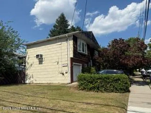563 Foster Rd, Staten Island, NY 10309