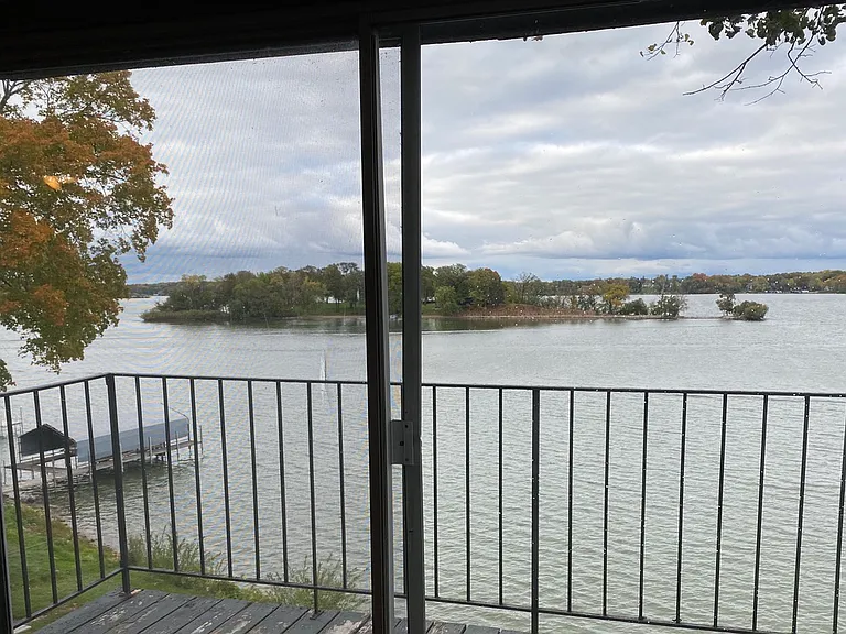 Many apartments feature spectacular lake views.