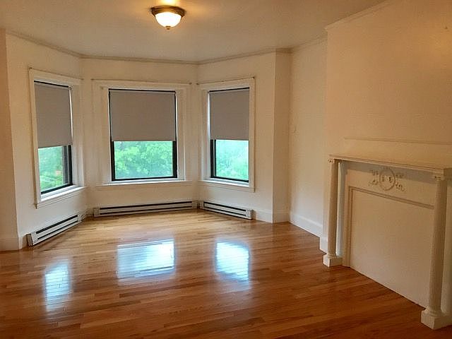 2nd image of 1061 Beacon St APT 8R